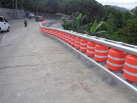 Mua Hot Dipped Galvanized Guardrail Rolling Barrier International Level 4 Certified for Road Protection and Traffic Control online manufacture