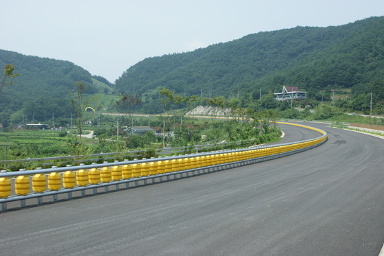 Mua Highway Roller Barrier Roller Size Diameter 245 Mm HDG High Corrosion Resistance for Road Safety online manufacture