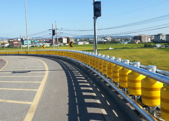 Giá tốt strength Steel One pillar and four rails protection method Roller Crash Barrier constructed with materials to ensure long term operational safety trực tuyến