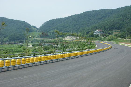 Giá tốt Rào chắn lật tùy chỉnh có lưới bảo vệ kích thước 50x200mm được thiết kế để đảm bảo an toàn và kiểm soát ra vào công trường trực tuyến